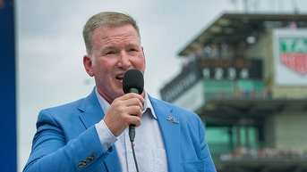 Bears fans erupt as tenor's anthem sets electric tone for Monday showdown - Fox News